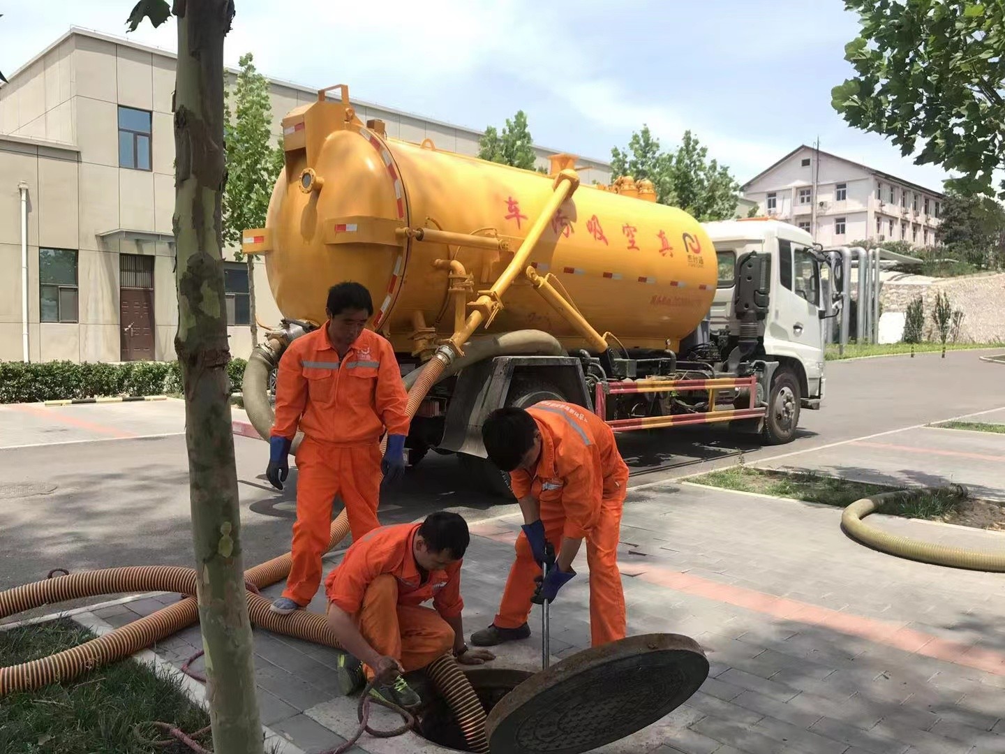 梨树管道疏通车停在窨井附近