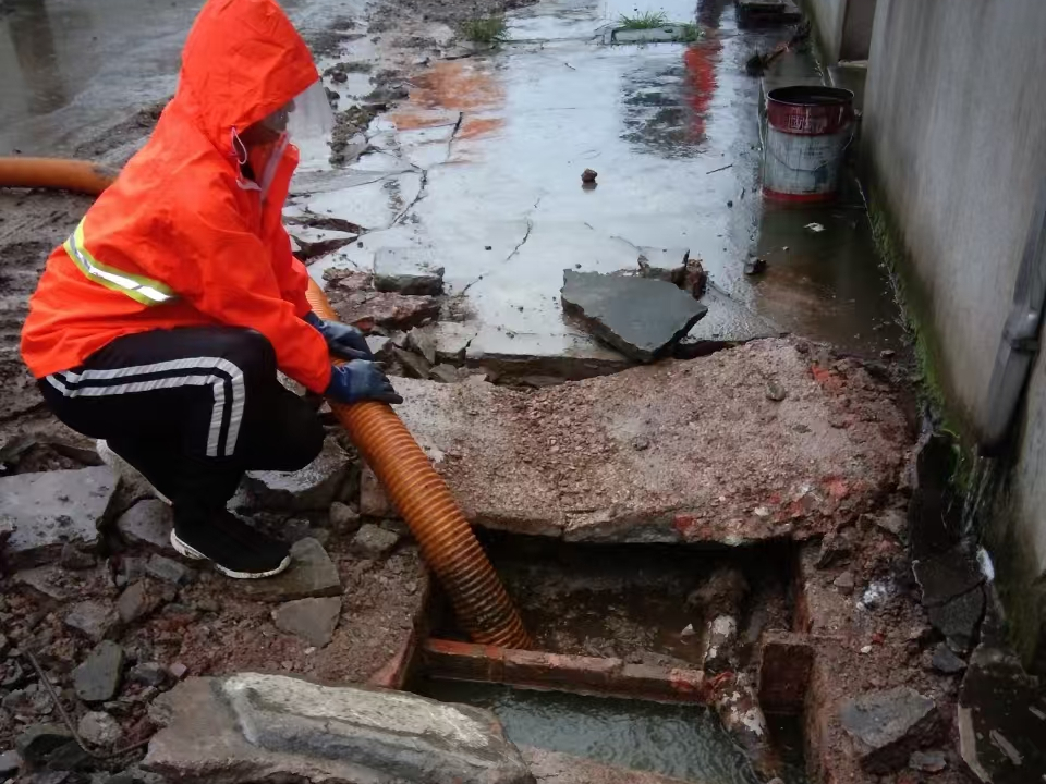 梨树专业清理污水池 炜誉市政以规范流程守护城市 “肠道”